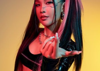 Nữ MC sở hữu nụ hôn lan truyền bùng nổ với thân hình bốc lửa