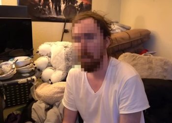 Một tháng không tắm, streamer 4 triệu lượt theo dõi gây sốc