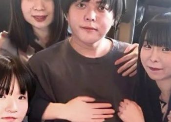 Người đàn ông có 4 vợ và 2 bạn gái, được “ủng hộ” và không phải đi làm, đêm nào cũng “chọn phòng”.