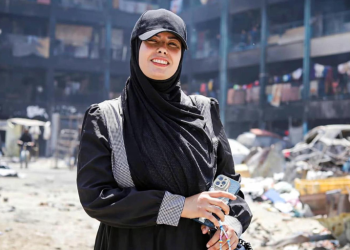 Hãy đặt tâm hồn vào bàn tay của bạn và bước đi Một cuốn nhật ký đau lòng đến thót tim về nỗi đau khổ khôn lường của Gaza