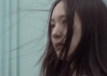 Krystal công bố album solo “Solitary” thông qua phim tài liệu thân mật “Sạc pha lê”