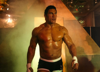 Điều gì đã xảy ra với bộ phim đầy hy vọng The Smashing Machine? Phân tích tuần mở màn đáng thất vọng của nó