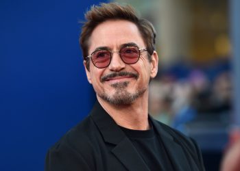 Robert Downey Jr. trở lại với vai Sherlock Holmes trong phần khởi động lại táo bạo của Guy Ritchie