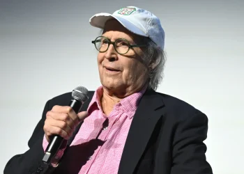 Cuộc khủng hoảng cộng đồng của Chevy Chase: Những lời nói xấu, đánh nhau và một cuộc ra đi gây sốc