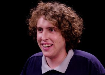 Tại sao Andrew Callaghan bị hủy? Sự sụp đổ bất ngờ của vị vua trên đường phố