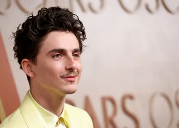 Sử thi bóng bàn của Timothée Chalamet suýt nhe nanh trong phần cuối của ma cà rồng bị loại bỏ