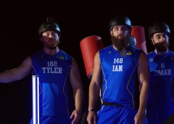 Giải thích về phần kết của Beast Games Phần 2, Tập 3: “Các thuyền trưởng phải đối mặt với những nút triệu đô khi trở ngại giành được Top 50.”