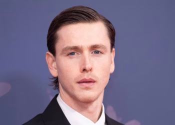 Harris Dickinson đang hẹn hò với ai?