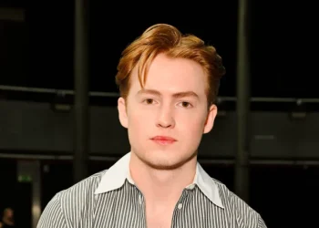Giá trị ròng của Kit Connor năm 2026: Hàng triệu đô la của Heartstopper Heartthrob tăng lên giữa sự hối hả của Hollywood