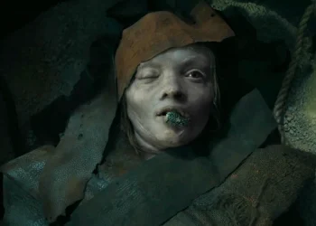 Xác ướp đánh thức đẫm máu: Cronin pha trộn nỗi kinh hoàng của gia đình Poltergeist với bảy bóng tối