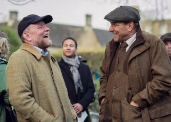 Benedict Cumberbatch đổi Sherlock Smarts lấy những kẻ đâm sau lưng quý tộc trong Vợ và con chó của Ritchie