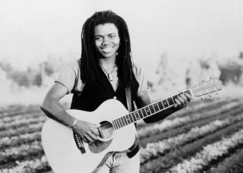 Điều gì đã xảy ra với Tracy Chapman: Từ sự nổi tiếng về xe hơi nhanh đến sự yên tĩnh được lựa chọn