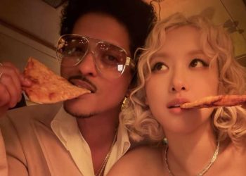 Bruno Mars gây sốt sau khi đăng báo Hàn Quốc sau đêm Grammy lịch sử